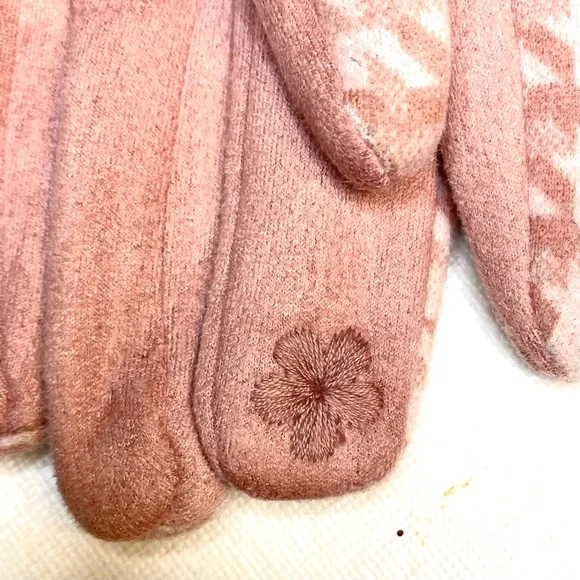 Elegant Pink Gloves with Houndstooth Pattern and Fur Trim - Picture 6 of 6